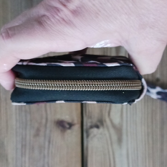 Travelon deluxe animal print wristlet - Picture 10 of 10